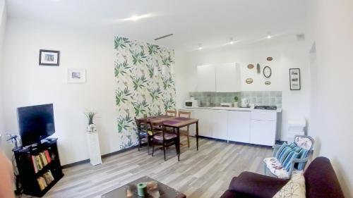 Kuchyňa alebo kuchynka v ubytovaní Apartamenty EverySky - Konstytucji 3 Maja 55