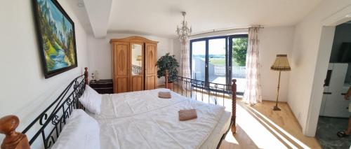 een slaapkamer met een bed en een groot raam bij Agroturystyka Rybno in Rybno