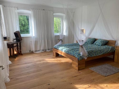 Ein Bett oder Betten in einem Zimmer der Unterkunft Neu renoviertes Apartment in historischem Hof