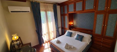 Villa Recanati في جيارديني ناكسوس: غرفة نوم مع سرير في غرفة مع نافذة