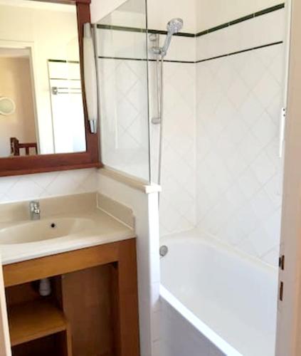 une salle de bain avec une douche, un lavabo et une baignoire dans l'établissement Maison confortable à Lacanau avec piscine partagée, à Lacanau