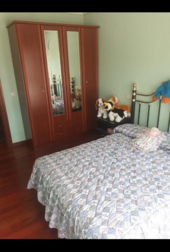 - une chambre avec un lit, une commode et un miroir dans l'établissement Apartamento cerca de playas, à Soto del Barco