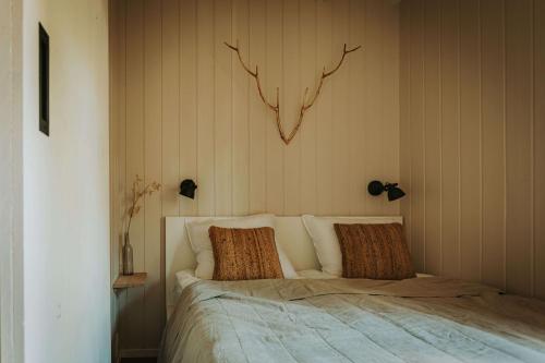 Postel nebo postele na pokoji v ubytování BY ROOTS TINYHOUSE met beamer en sfeervolle pellethaard