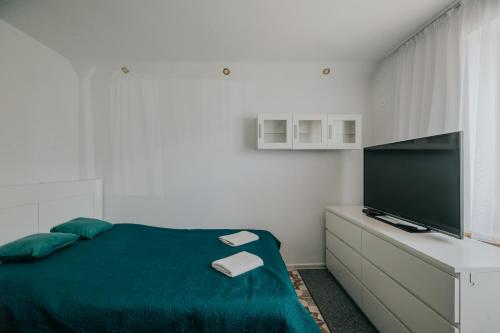 カルビアにあるWilla Tinaのベッドルーム(ベッド1台、薄型テレビ付)