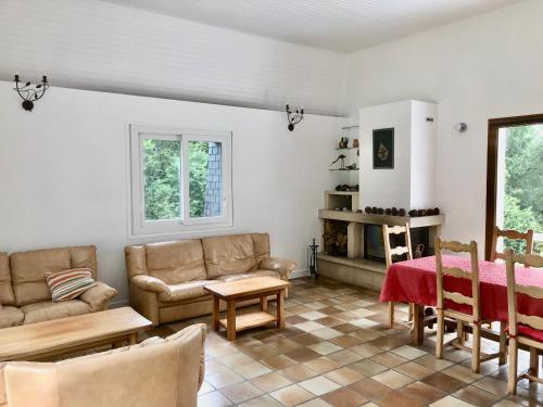 un salon avec un canapé et une table dans l'établissement Maison Nature Bretagne 3 chambres Plain-Pied, à Langonnet