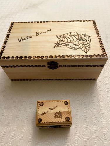 a wooden box sitting on top of a table at Visitar Bioucas I - Casa Inteira Familiar in Bioucas