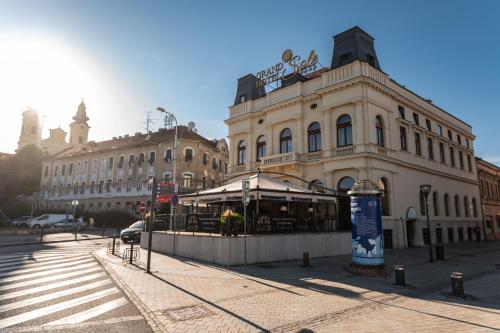 um edifício numa rua em frente a um edifício em Grand Hotel Sole em Nitra