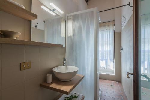 Ein Badezimmer in der Unterkunft Villa Colombaia