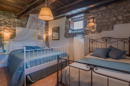 Katil atau katil-katil dalam bilik di Villa Colombaia