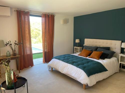 Una cama o camas en una habitación de AQUARIUS IN CASSIS, Chambres d'Hôtes