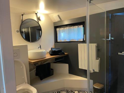 a bathroom with a sink and a mirror at Péniche "SunFlower" in Paris