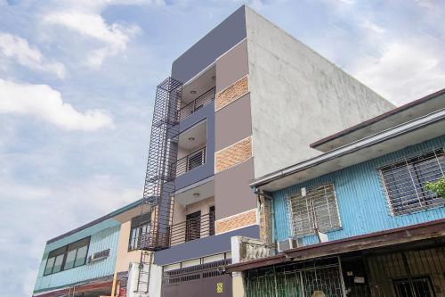un edificio azul y blanco en OYO 766 Ichehan Apartments, en Manila
