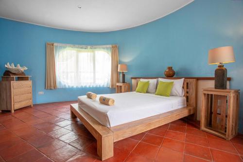 ein Schlafzimmer mit einem Bett in einem blauen Zimmer in der Unterkunft Whales and Waves in Lemonga