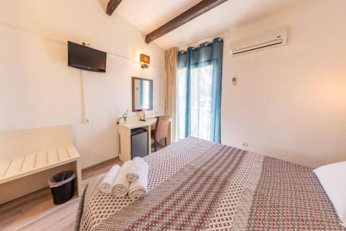 Postel nebo postele na pokoji v ubytování Brit Hotel Confort Hélios Agde