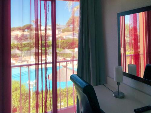 Bazén v ubytování Brit Hotel Confort Hélios Agde nebo v jeho okolí