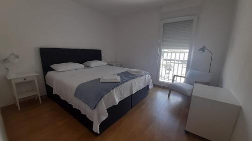 - une chambre blanche avec un lit et une fenêtre dans l'établissement Cozy apartment GALA, à Split