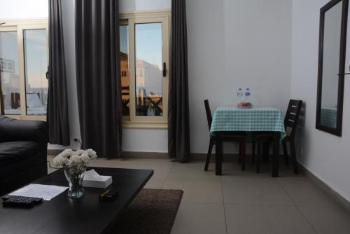 una sala de estar con una mesa y un sofá en Sakan 275, en El Cairo