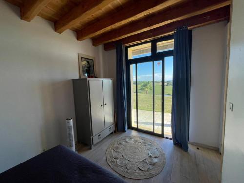- une chambre avec une grande porte en verre offrant une vue dans l'établissement Maison passive - vue panoramique, terrasses, cheminée, piscine privée, à Blaziert