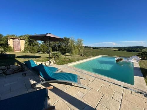 une piscine avec deux chaises et un parasol dans l'établissement Maison passive - vue panoramique, terrasses, cheminée, piscine privée, à Blaziert