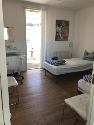 Habitación con cama, bañera y lavabo. en Seaview and Swimming, en Hellerup
