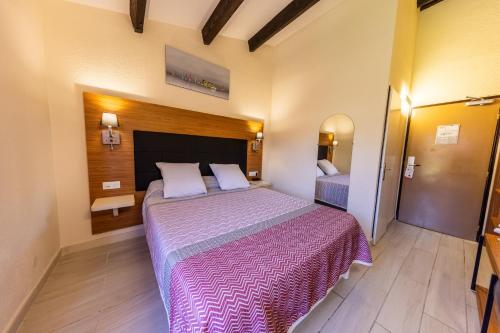 Postel nebo postele na pokoji v ubytování Brit Hotel Confort Hélios Agde