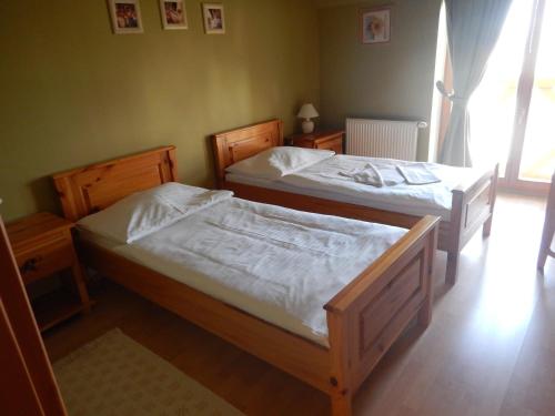 two twin beds in a room with at Penzión Réva in Turna nad Bodvou