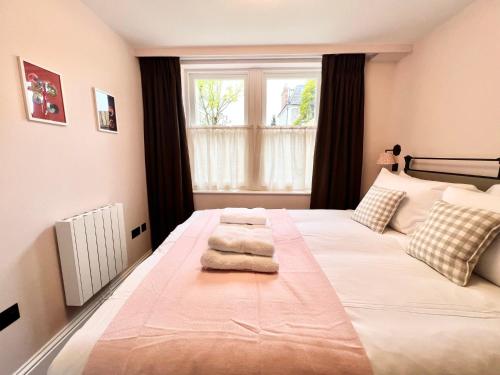 1 dormitorio con 1 cama grande y ventana en Redland Suites - Apartment 2, en Bristol