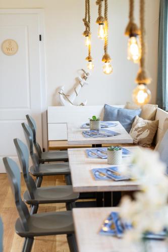 a living room with tables and chairs and a couch at Gamlitzer Winzerzimmer in Gamlitz