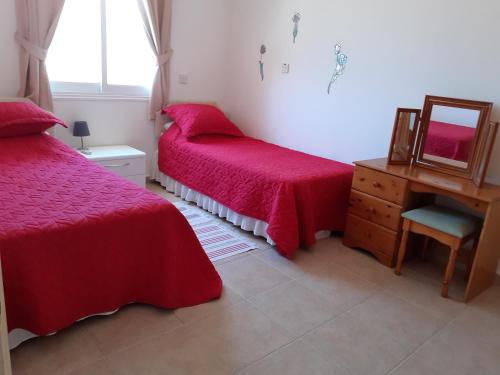 Katil atau katil-katil dalam bilik di Beautiful 2-Bed House in Mandria paphos