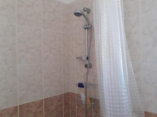 חדר רחצה ב-Beautiful 2-Bed House in Mandria paphos