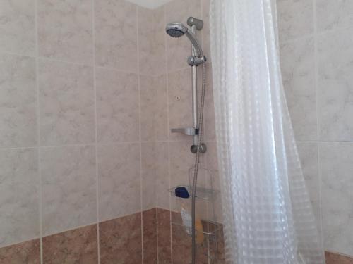 Bilik mandi di Beautiful 2-Bed House in Mandria paphos