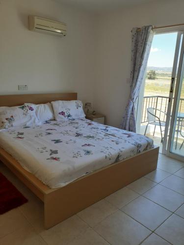 Ένα ή περισσότερα κρεβάτια σε δωμάτιο στο Beautiful 2-Bed House in Mandria paphos