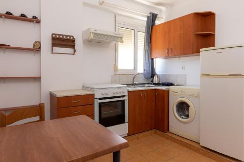 Кухня або міні-кухня у Plastiras Sea View Apartments