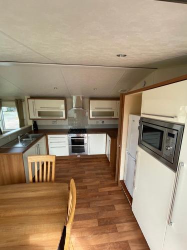 een keuken en eetkamer van een caravan bij 2-Bedroom Parkhome in Uddingston, Glasgow in Uddingston