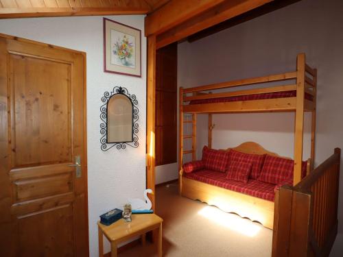 - une chambre avec des lits superposés et un canapé rouge dans l'établissement Duplex 6 Pers à Arêches-Beaufort : Piscine, Garage, Proche Ski, Animaux OK, Wifi - FR-1-342-255, à Beaufort
