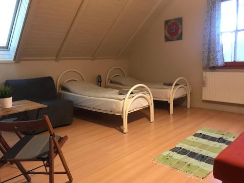 sala de estar con cama y sofá en Cosy rooms on the lake near Budapest and the Airport, en Isaszeg