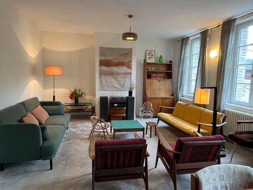 - un salon avec plusieurs canapés et chaises dans l'établissement NEW ! Maison normande en bord de rivière, à Martin-Église