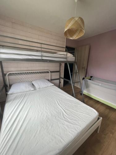 a bed in a room with a bunk bed at L'appartement de la Baie d'Authie in Fort-Mahon-Plage