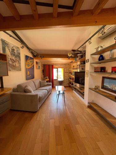 un salon avec un canapé et une table dans l'établissement Fenêtre sur Collioure, à Collioure