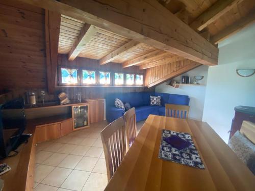 uma cozinha e sala de jantar com uma mesa de madeira e cadeiras em Casa Belvedere em Pieve di Cadore