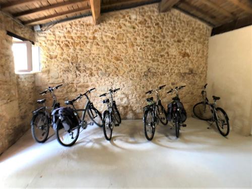 4 vélos sont bordés d'un mur dans l'établissement les gites du Domaine de Ludeye, à Listrac-Médoc