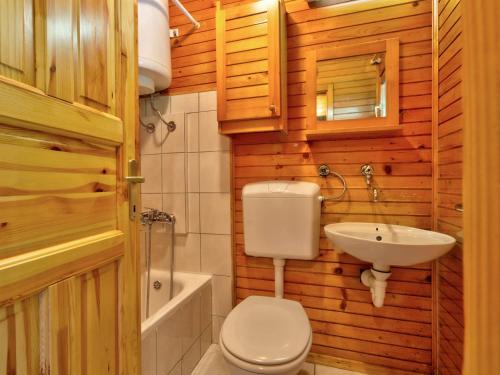 ein Bad mit einem WC und einem Waschbecken in der Unterkunft Chalet 68 Terme Čatež with Swimming tickets in Brežice