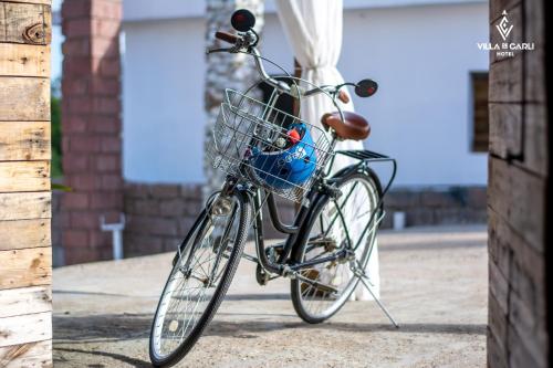 a bike with a basket parked next to a building at Hotel Villa de Carli in Bagé
