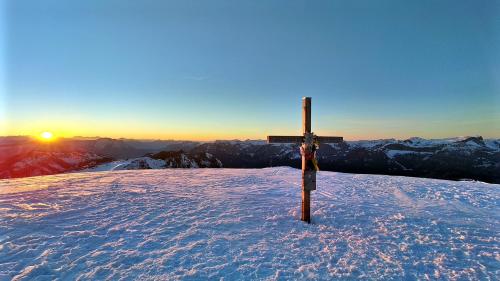 a cross on top of a snow covered mountain at Berglebnis in Tauplitz