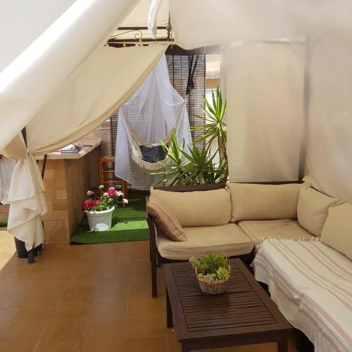 a living room with a couch and a hammock at Apartamento MonteGolf con TERRAZA PRIVADA in Orihuela Costa