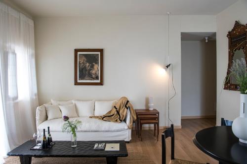 Coccaglio的住宿－Annunciata Soul Retreat，客厅配有沙发和桌子