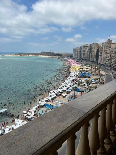 een uitzicht op een strand met parasols en de oceaan bij شقق بانوراما شاطئ الأسكندرية كود 1 in Alexandrië