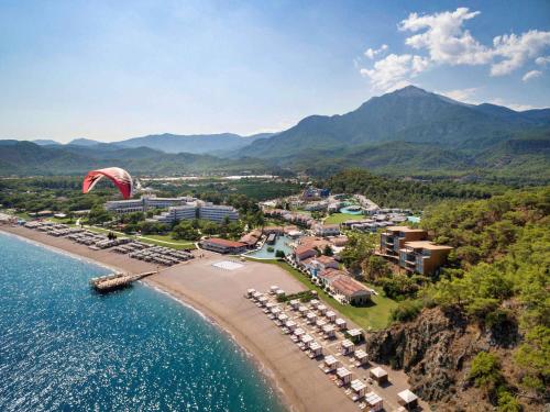 テキロヴァにあるRixos Premium Tekirova - The Land of Legends Accessのビーチのリゾートの空中ビュー