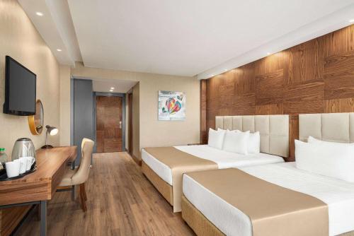Ramada Plaza by Wyndham Samsunにあるベッド