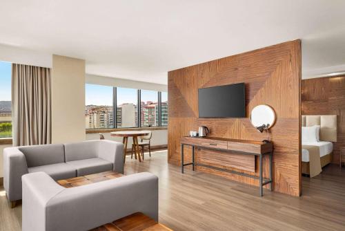 Ramada Plaza by Wyndham Samsunにあるテレビまたはエンターテインメントセンター